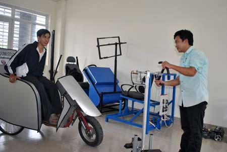 Xe điều khiển từ xa do hai sinh viên Tuyên và Tịnh chế tạo.